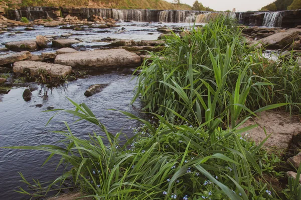 Ett Foto Liten Flod Ryssland Tagen Lång Exponering Stenstranden Vackert — Stockfoto