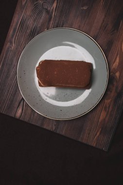 Taş bir levhada iki bademli bisküvi..