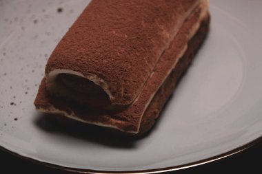 Taş bir levhada iki bademli bisküvi..