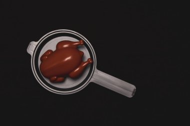 Koyu arkaplanda tavuklu kızartma. Çocuk mutfağı..