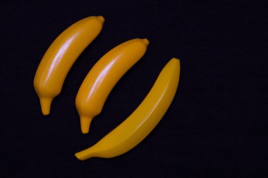 Arka planda üç muz