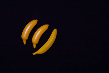 Arka planda üç muz