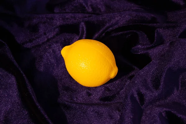 Amarillo Limón Brillante Sobre Fondo Oscuro Juguete Plástico — Foto de Stock