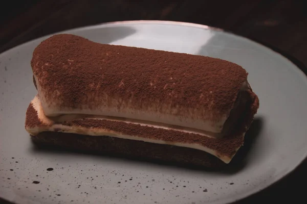 Tiramisu pastasının yakın plan fotoğrafı.