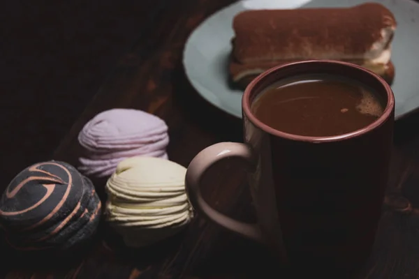 Morgens Frühstück Mit Kaffee Und Süßen Marshmallows Und Tiramisu Auf — Stockfoto