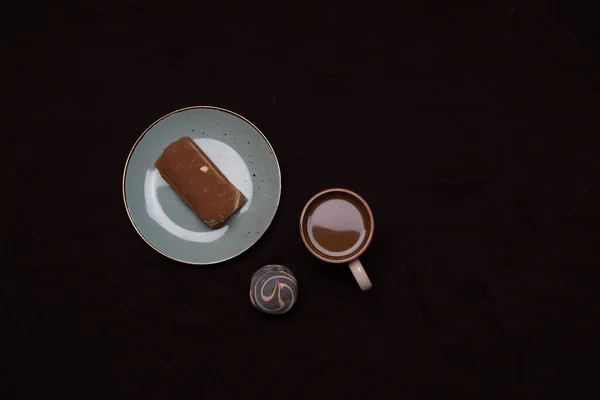 Sabah kahvaltısı, kahve, tatlı marşmelov ve koyu arkaplanda tiramisu..