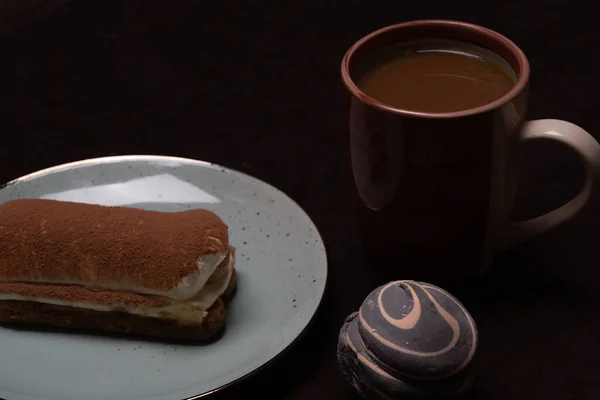 Morgon Frukost Med Kaffe Och Söta Marshmallows Och Tiramisu Mörk — Stockfoto