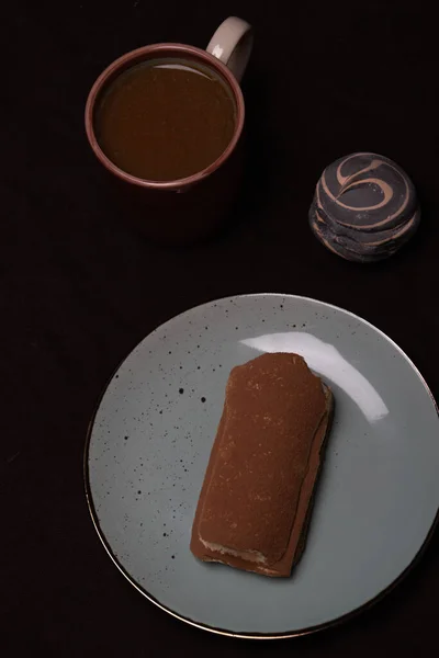 Morgens Frühstück Mit Kaffee Und Süßen Marshmallows Und Tiramisu Auf — Stockfoto