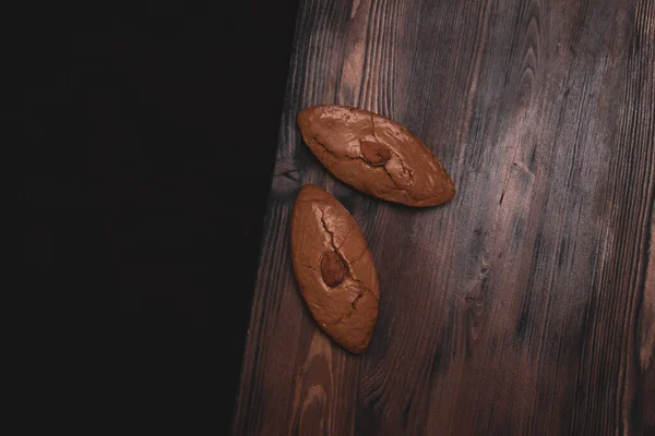 木製の背景においしいアーモンドクッキー — ストック写真