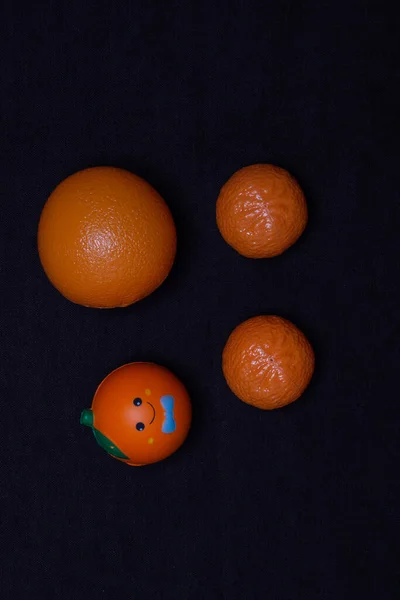 Egy Sor Játék Narancs Egy Sötét Háttér — Stock Fotó