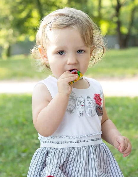 Küçük Kız Yaz Aylarında Açık Havada Şeker Yemek — Stok fotoğraf