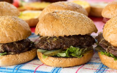 Gerçek hamburger ile tanışın. B-B-Q