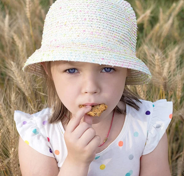 Küçük Kız Açık Havada Çerez Yemek — Stok fotoğraf