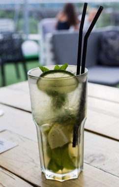 Bir bardak mojito. Limon ve nane kokteyli