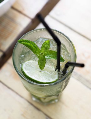 Bir bardak mojito. Limon ve nane kokteyli