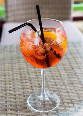 Aperol Spritz masaya kokteyl
