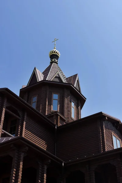 Den Övre Delen Träkyrkan Blå Himmel Bakgrund — Stockfoto