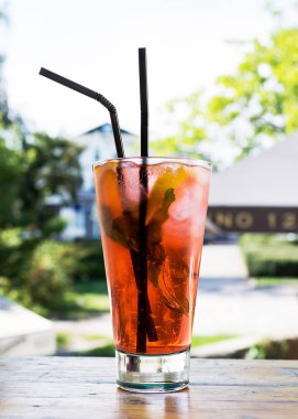 Sokak arka planda turuncu limonata