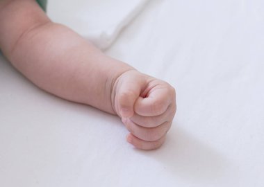 Beyaz arka plan üzerinde küçük el bebek
