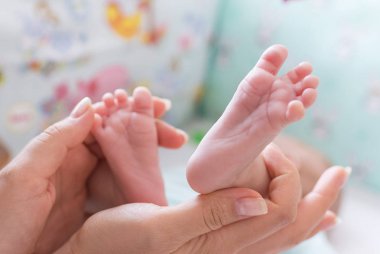 bebek bacakları anne elinde