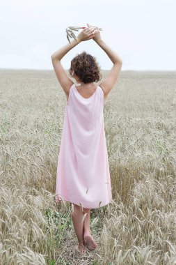 Doğanın keyfini. İki küçük kız altın buğday alanında kal