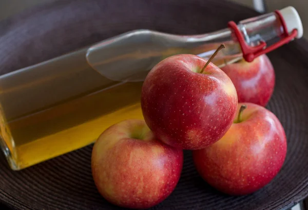 Apfel Und Apfelsaft Der Flasche — Stockfoto