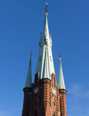 Mavi gökyüzü arka plan üzerinde eski bina