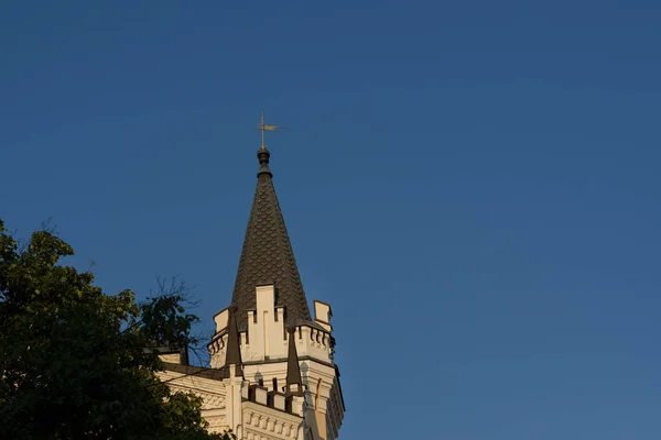 Gamla Tornet Byggnad Blå Himmel Bakgrund — Stockfoto