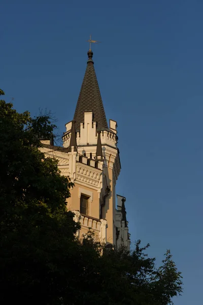 Gamla Tornet Byggnad Blå Himmel Bakgrund — Stockfoto