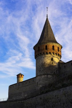 Mavi arkaplanda bir şatonun parçası