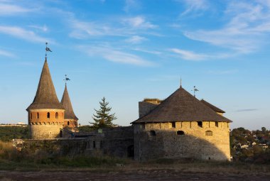 Yaz günü kaleye bak.