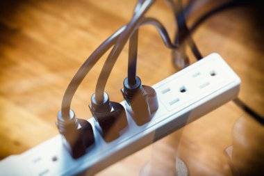 Elektrik Fişleri bir elektrik prizine bağlı