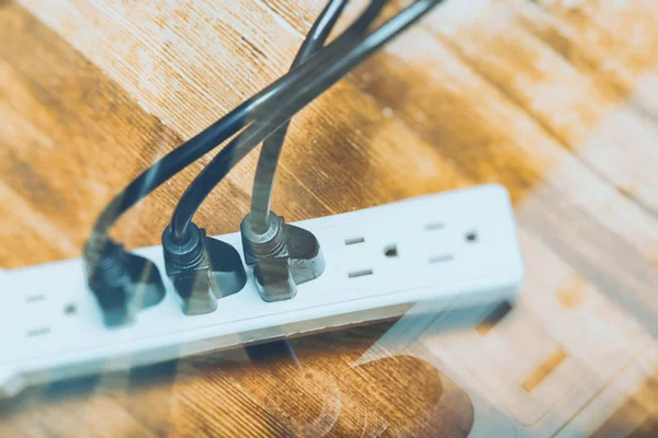 Enchufes Eléctricos Conectados Una Tira Alimentación — Foto de Stock