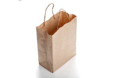 Beyaz arka plan üzerinde kahverengi kağıt torba. atış kapatın