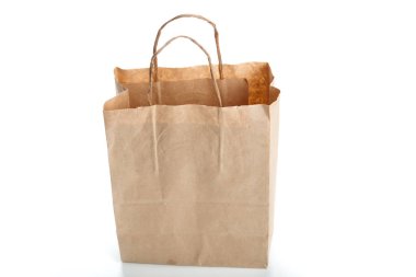 Beyaz arka plan üzerinde kahverengi kağıt torba. atış kapatın