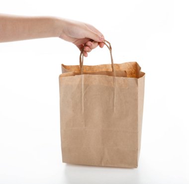 Beyaz arka plan üzerinde kahverengi kağıt torba. atış kapatın