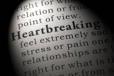 Sahte sözlük, yürek burkan kelimesinin sözlük anlamını. anahtar açıklayıcı kelimeler de dahil olmak üzere.