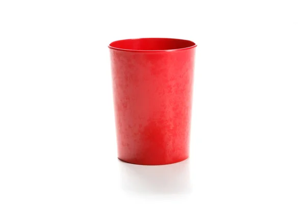 Uma Caneca Plástico Vermelho Com Fundo Branco — Fotografia de Stock