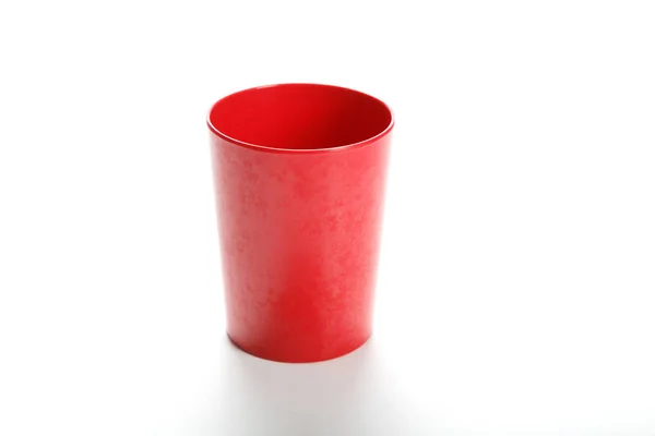Uma Caneca Plástico Vermelho Com Fundo Branco — Fotografia de Stock