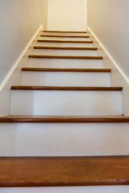 Eski bir evde ahşap merdiven