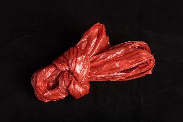 Rote Plastiktüte Nahaufnahme Mit Schwarzem Hintergrund — Stockfoto