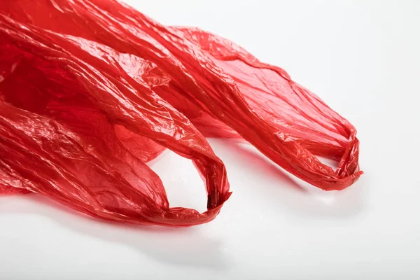 Kırmızı Plastik Çanta Beyaz Arka Plan Ile Yakından — Stok fotoğraf