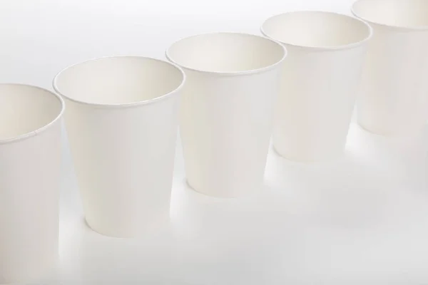 白を基調としたホワイトペーパーコーヒーカップ — ストック写真