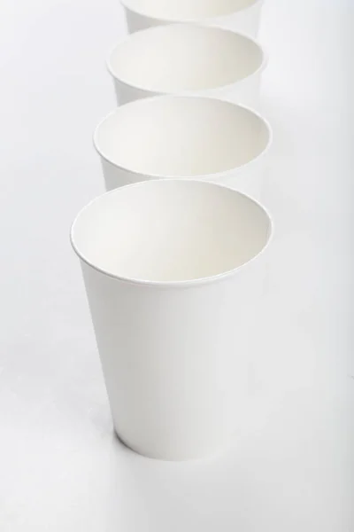 白を基調としたホワイトペーパーコーヒーカップ — ストック写真