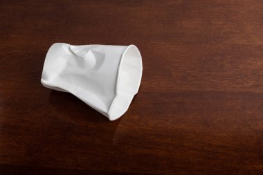 Masada ufalanmış beyaz kağıt kahve Kupası.