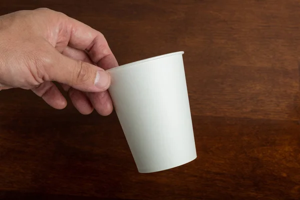 Eine Weiße Kaffeetasse Aus Papier Auf Dem Tisch — Stockfoto