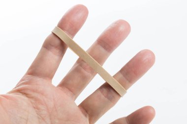 Beyaz arka plan ile sarı bir lastik bant 