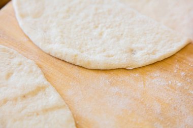 ham yuvarlak hamur yakın çekim yukarı pişirme