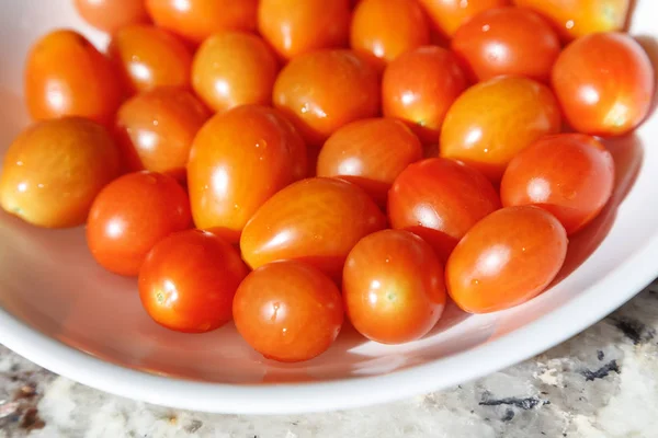 Tomate Rouge Fraîche Jardin Dans Une Assiette Blanche — Photo