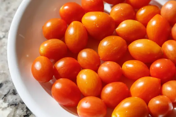 Tomate Rouge Fraîche Jardin Dans Une Assiette Blanche — Photo